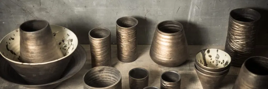 Différentes pièces en grès de la collection de vaisselle bronze