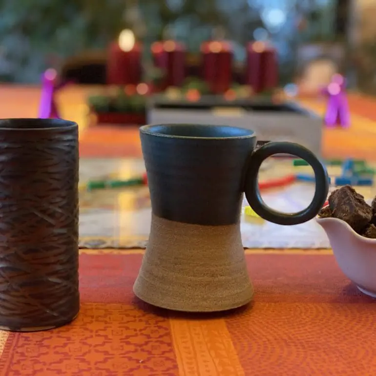 Le mug de la Collection Bronze à gauche et le mug de la Collection Port-Anna à droite