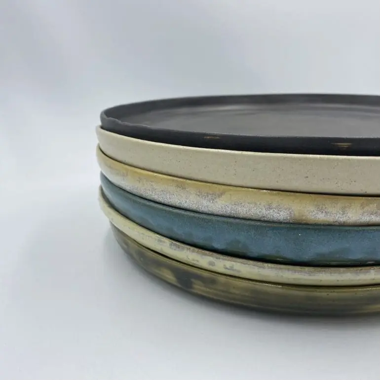 Grandes assiettes design en grès émaillé