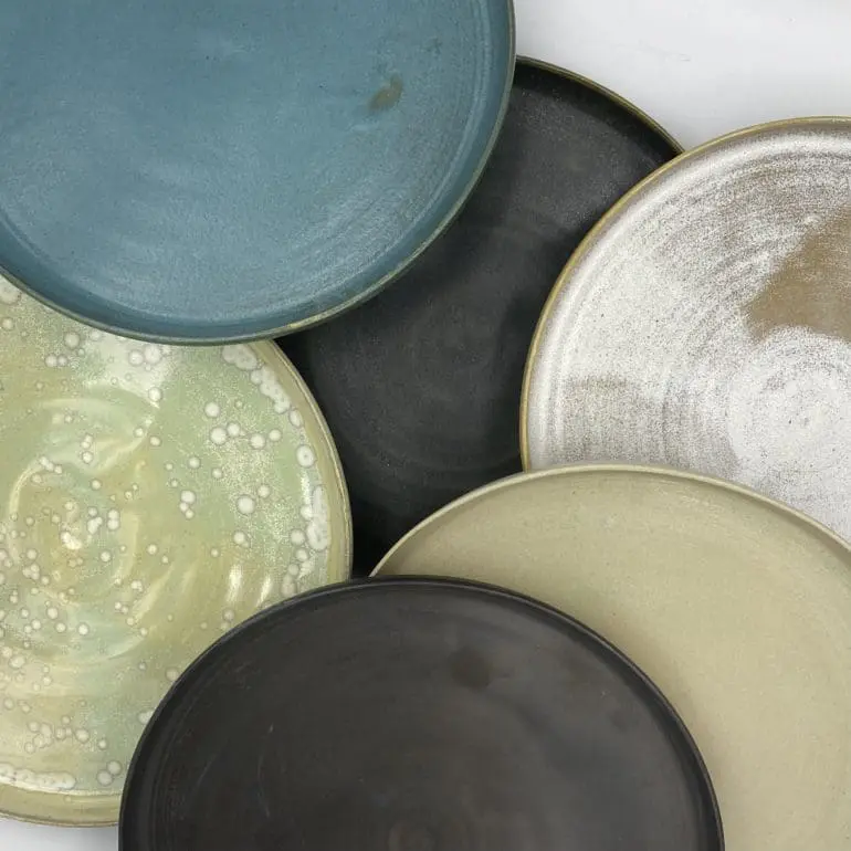 Grandes assiettes design en grès émaillé