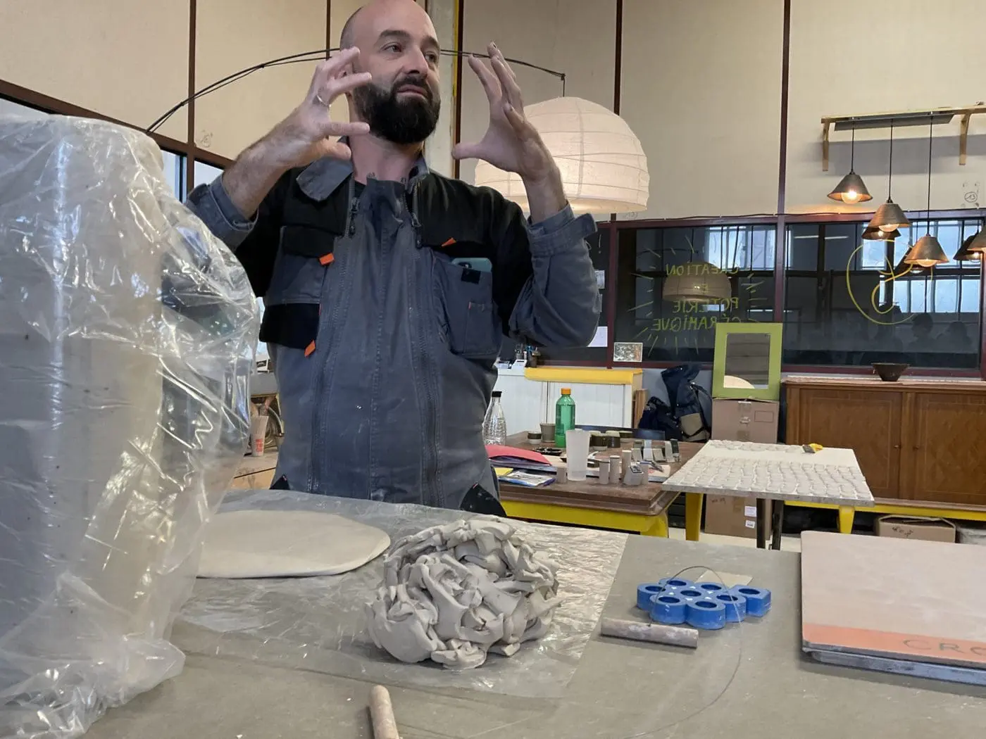 le créateur Giom Von Birgitta dans son atelier à Mulhouse