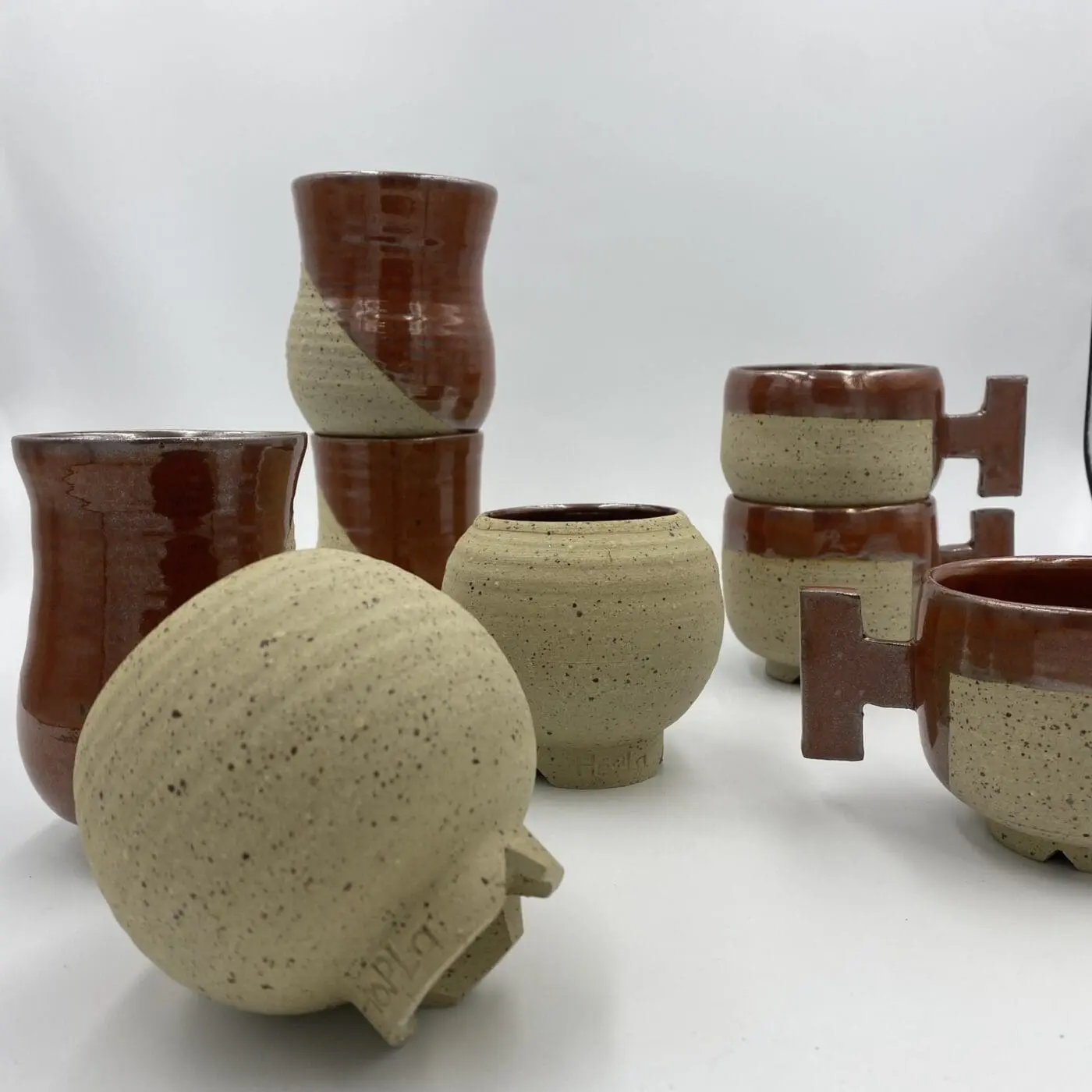 Différentes formes de tasses en grès Collection Gilbert