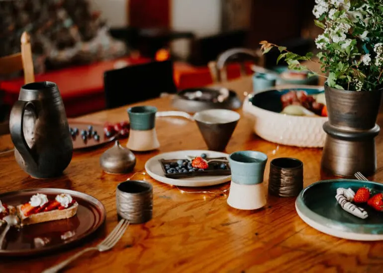 Table vaisselle variée Giom Von Birgitta