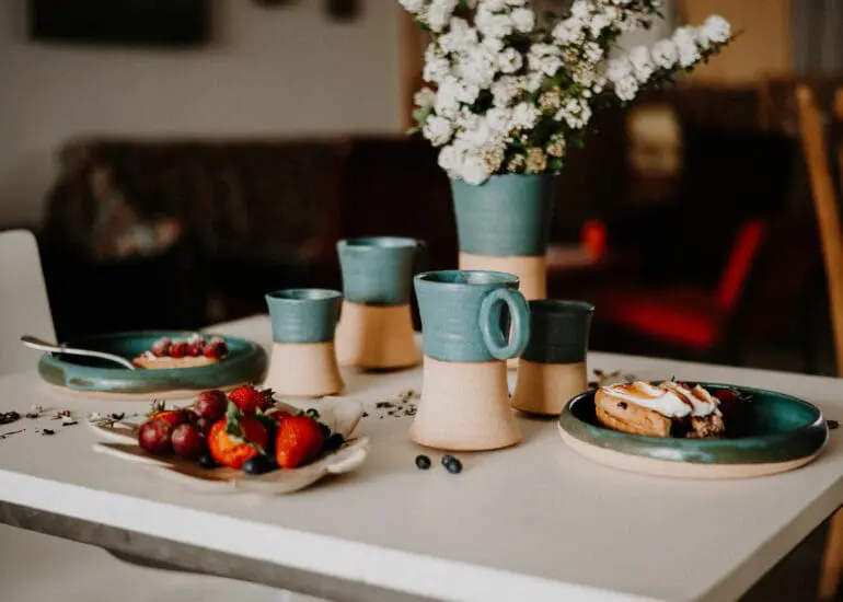 Table printemps vaisselle variée Giom Von Birgitta