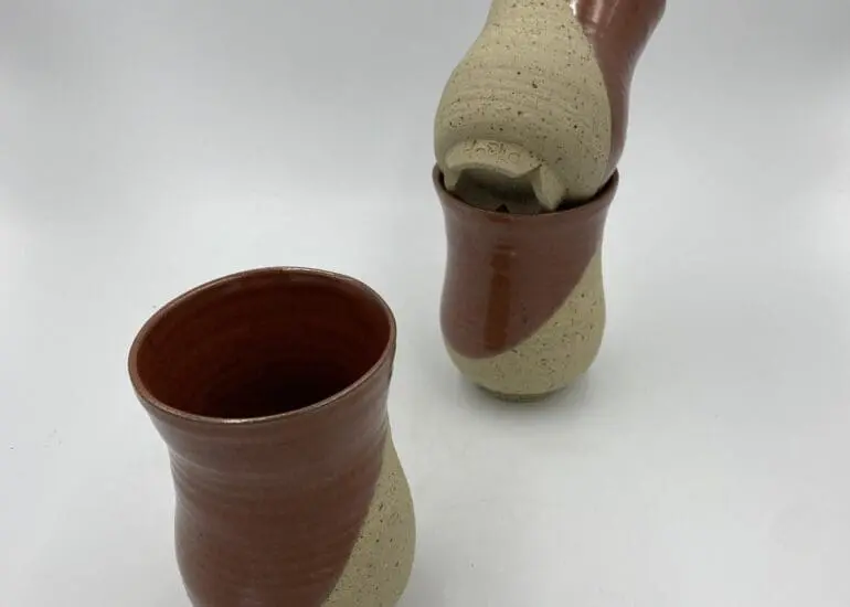 Tasse artisanale en grès pyrité émail rouge