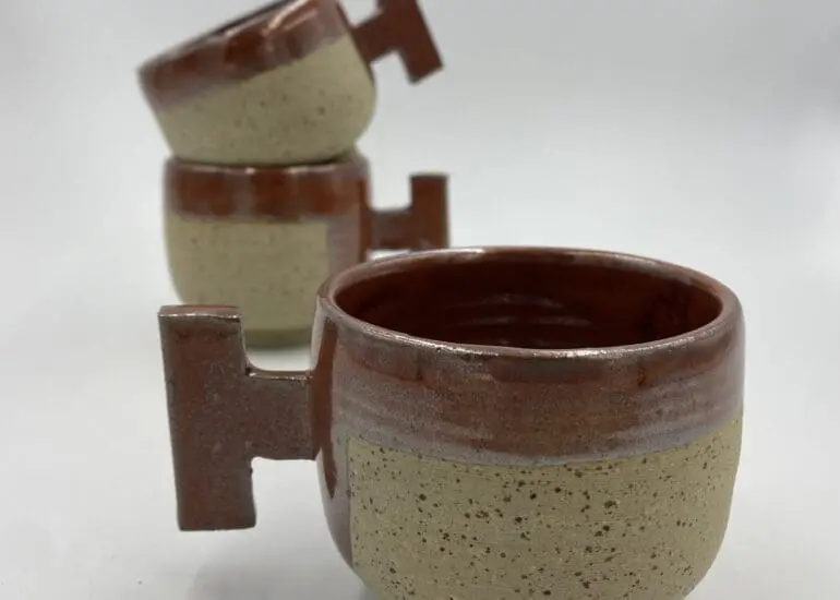 Tasse H en grès pyrité Collection Gilbert rouge