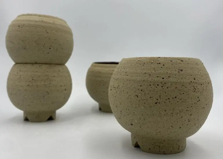 Tasse en grès pyrité émaillé intérieur