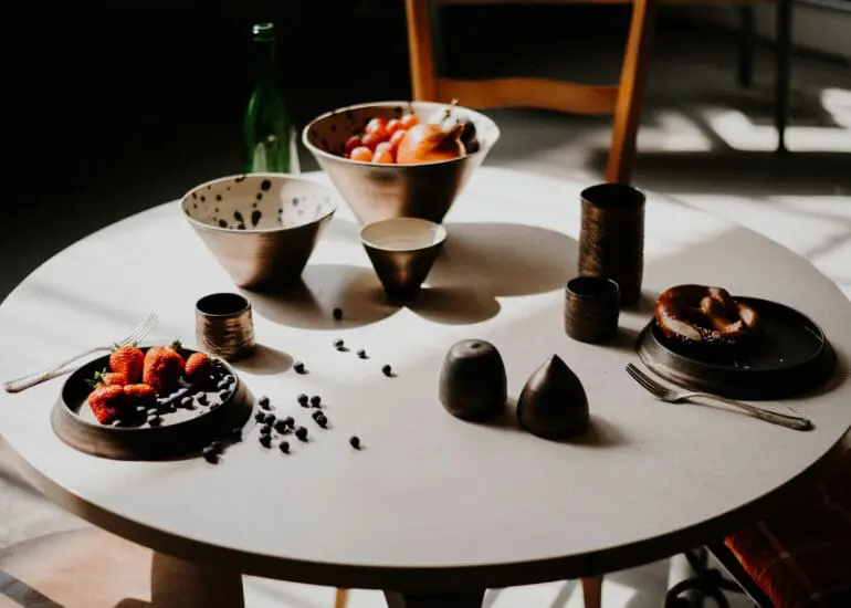 Table printemps vaisselle variée Giom Von Birgitta