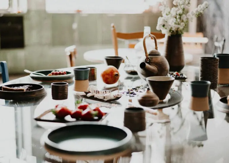 Table vaisselle variée Giom Von Birgitta