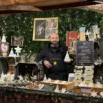 L'artisan potier Giom Von Birgitta dans son chalet du Marché de Noël de Mulhouse