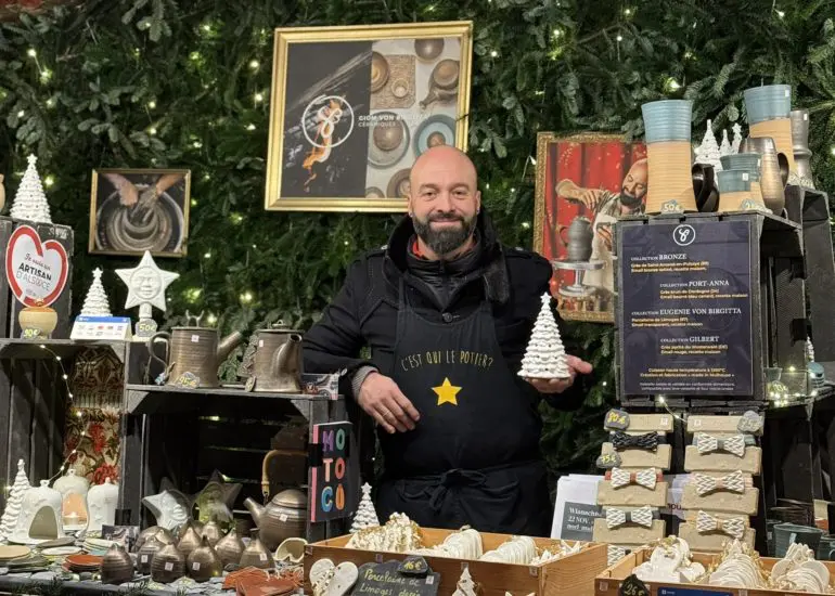 L'artisan potier Giom Von Birgitta dans son chalet du Marché de Noël de Mulhouse
