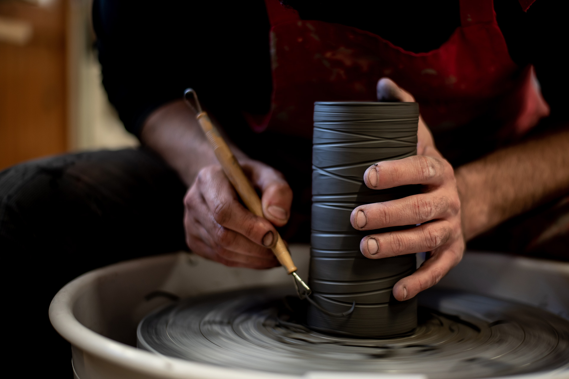 Tournassage d'un mug en grès de saint amand en puisaye