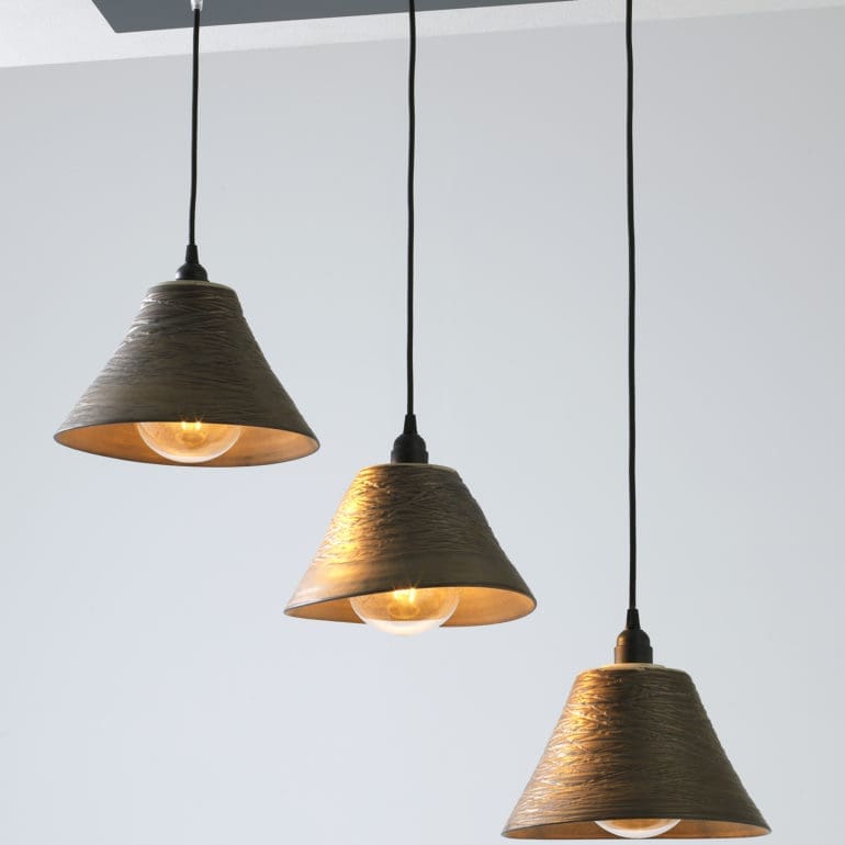Ces luminaires existent en 1, 2 ou 3 lampes. Ambiance chaleureuse garantie.