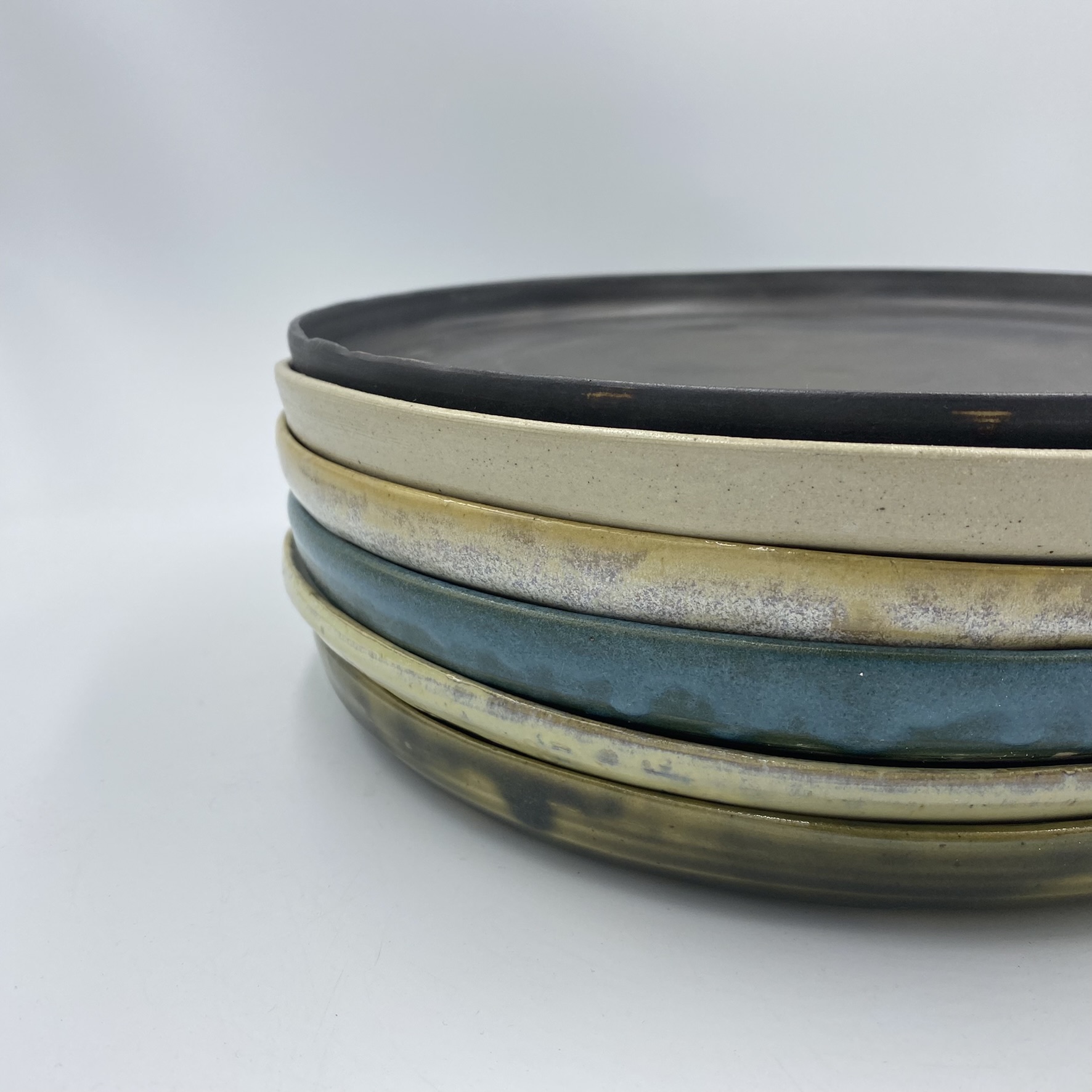 Grandes assiettes design en grès émaillé