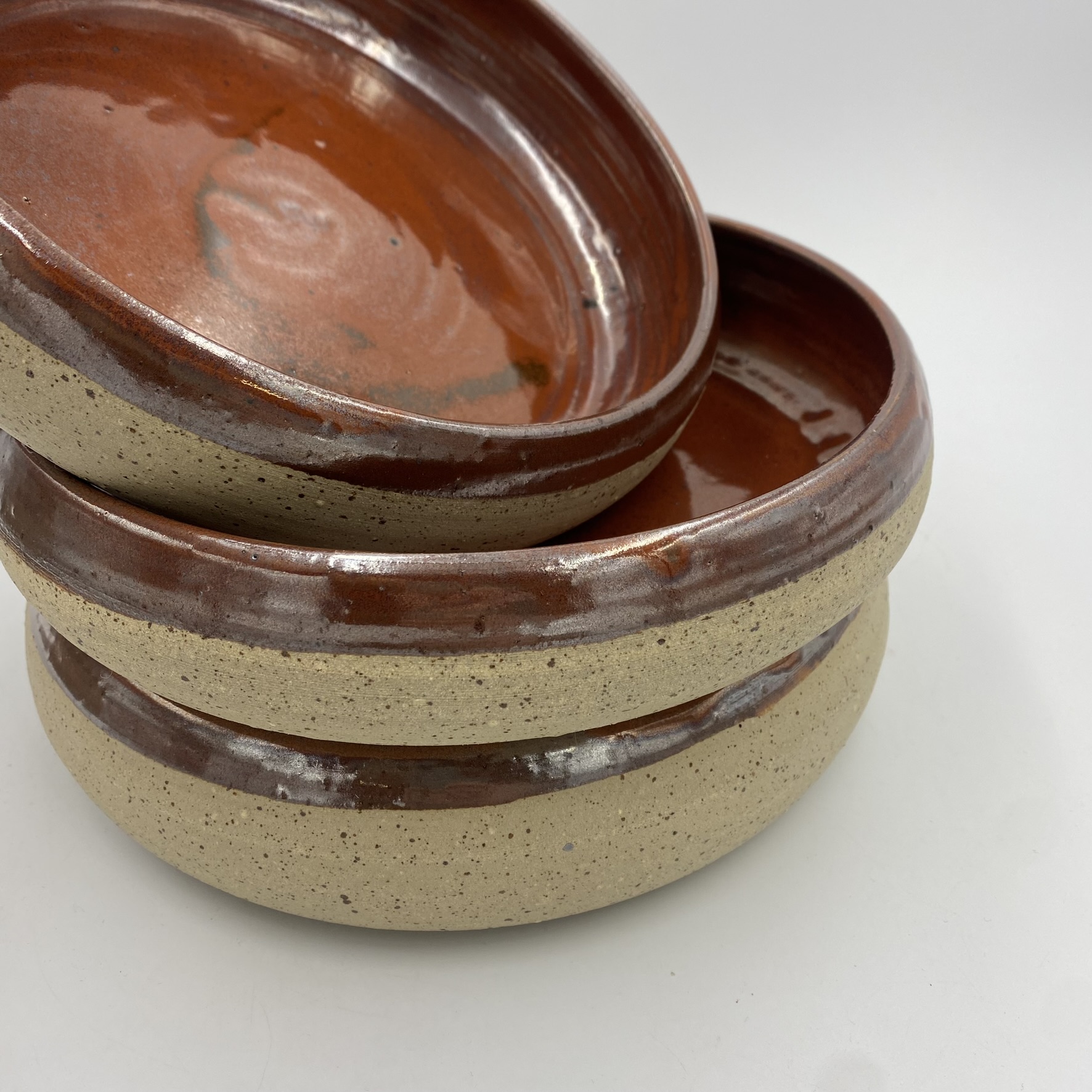 Assiettes en grès pyrité rouge