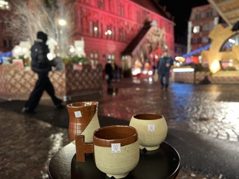 Assortiment de trois tasses artisanales en grès